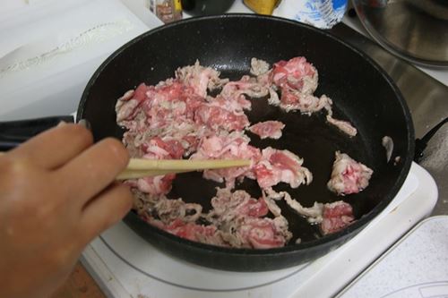 ゴマ油で豚肉を炒めます
