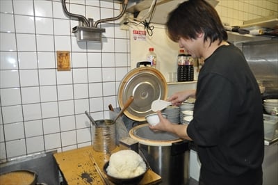 メガ盛りVS髪盛り！？　藤沢にある超有名店「上州屋」でメガ盛りメニューを食す！