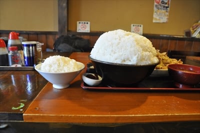 メガ盛りVS髪盛り！？　藤沢にある超有名店「上州屋」でメガ盛りメニューを食す！