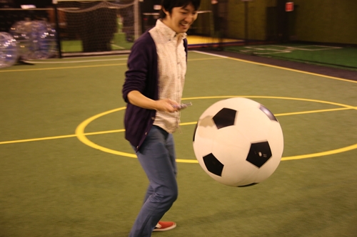 自分がボールかボールが自分か 話題のオモシロスポーツ バブルサッカー を スポッチャ で体験 ガジェット通信 Getnews