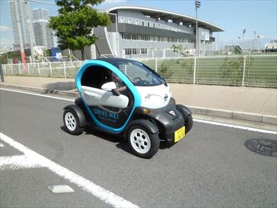 電気自動車のカーシェアリング実験“チョイモビ”に1台だけ“青”がある！　レアな「ラッキーモビちゃん」を探せ！