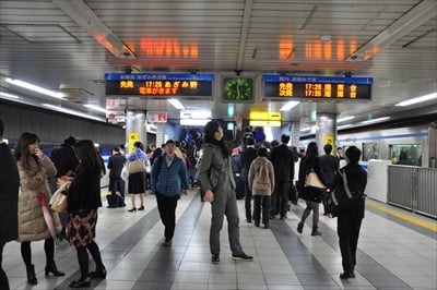 横浜市営地下鉄ブルーライン、「上り」と「下り」が同じタイミングで到着しがちなのはなぜ？