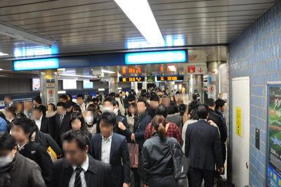 横浜市営地下鉄ブルーライン、「上り」と「下り」が同じタイミングで到着しがちなのはなぜ？