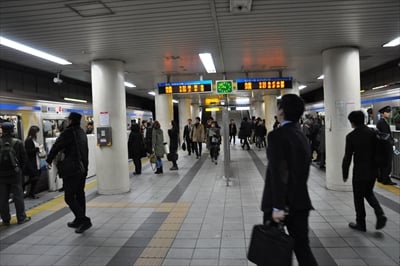 横浜市営地下鉄ブルーライン、「上り」と「下り」が同じタイミングで到着しがちなのはなぜ？