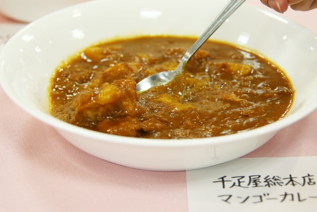 マンゴーカレー食べてるところ