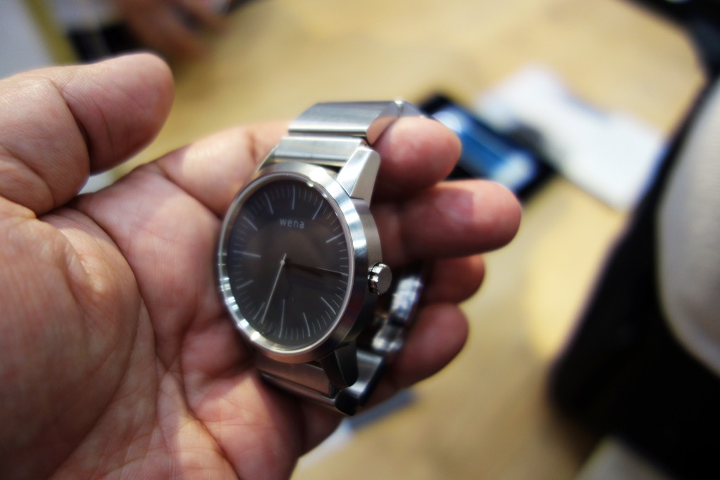 【CEATEC2015】ソニー社内ベンチャーが開発中のスマートリストバンド付きアナログ時計『wena wrist』に触れる