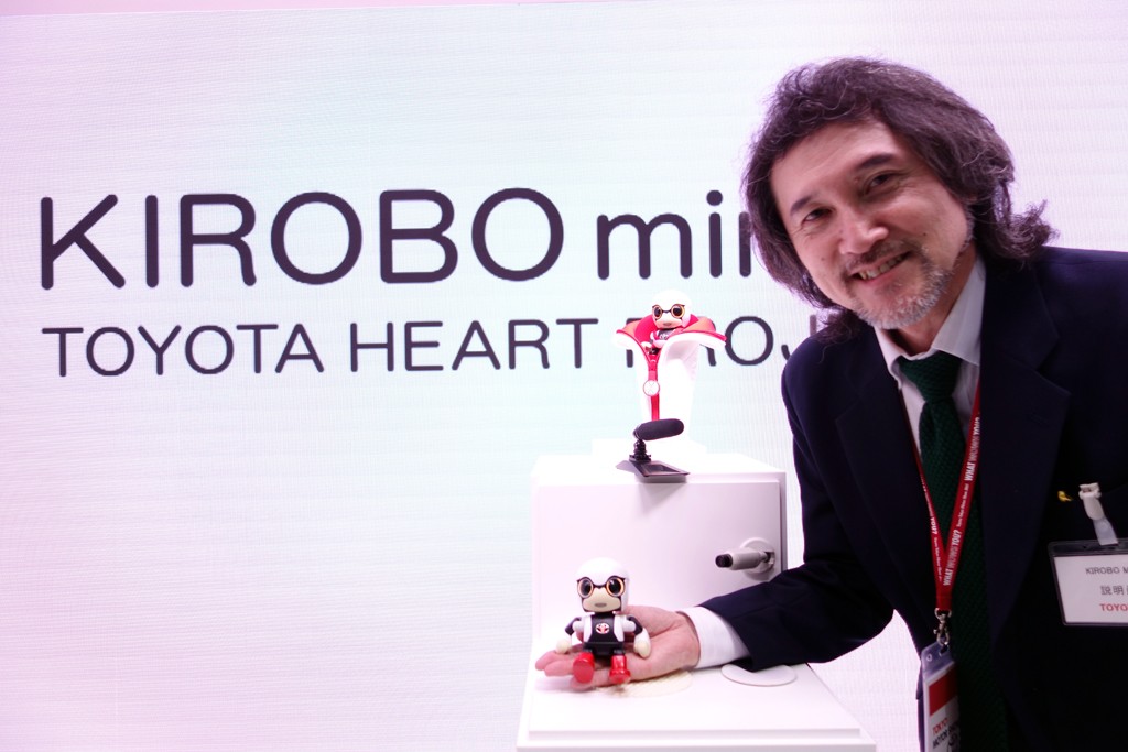【東京モーターショー2015】「おこなの？」トヨタが手のひらサイズのコミュケーションロボット『KIROBO MINI』を参考出展