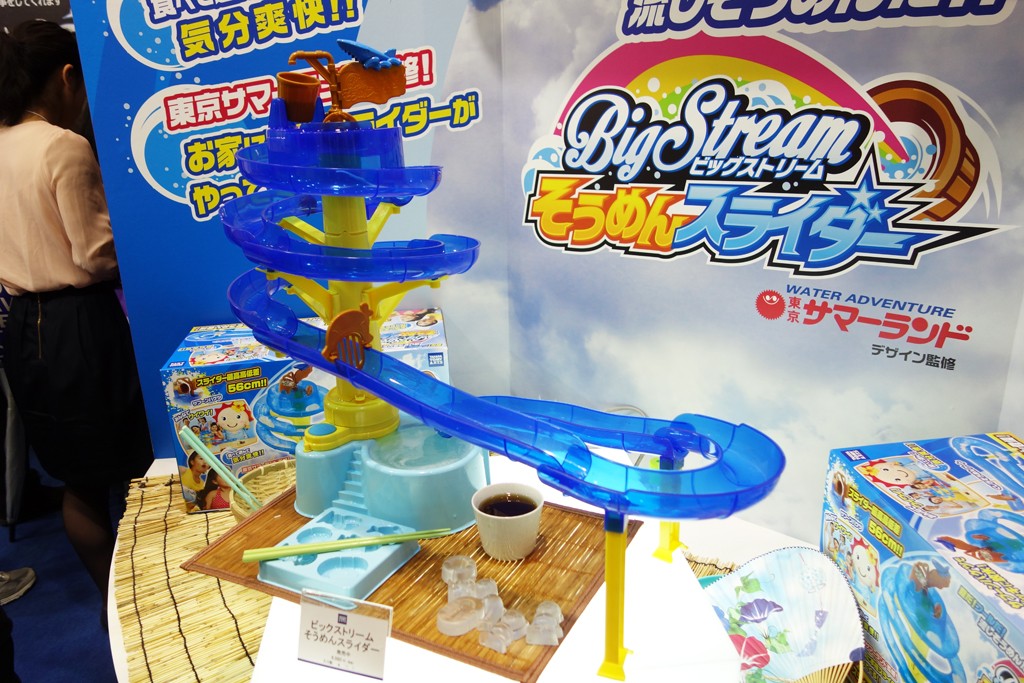 【東京おもちゃショー2016】全長3.6メートル！　東京サマーランド監修のウォータースライダーにそうめんを流せる『ビッグストリームそうめんスライダー』