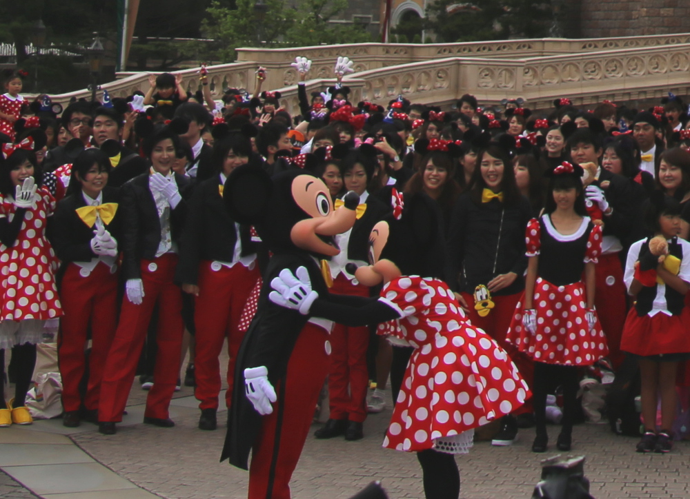 動画 ミッキー ミニー500人仮装で ミッキー マウスマーチ の パラパラ 踊ってみた ガジェット通信 Getnews