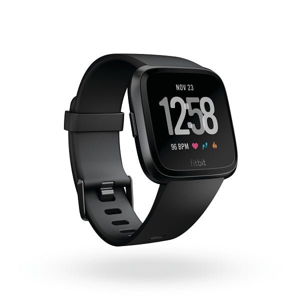 Product render of Fitbit Versa in 3 quarter alt view in classic black showing default clock