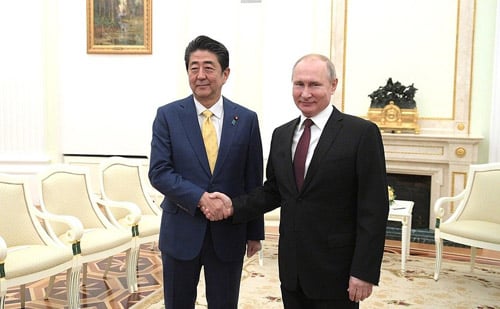 安倍晋三首相と会談するプーチン大統領