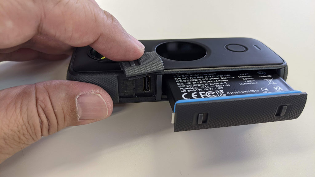Insta360がポケットサイズの360°カメラ「Insta360 ONE X2」を発表 プレビュー可能なタッチスクリーン搭載で防水対応に