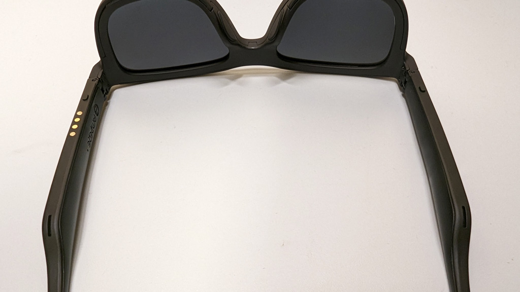 スマホアプリからレンズ濃度が調節できるAmpereのスマートサングラス 