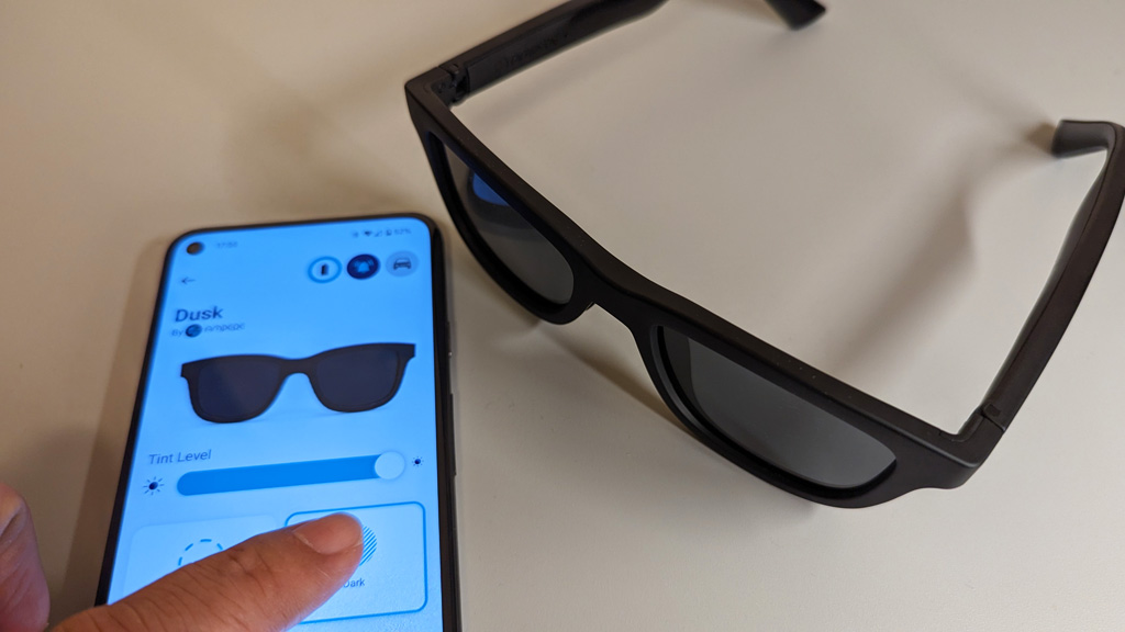 Dusk Lite アプリで眩しさを即時解消できるスマートサングラス-