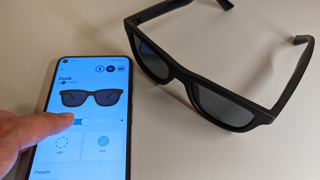 スマホアプリからレンズ濃度が調節できるAmpereのスマートサングラス