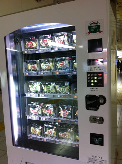 霞ヶ関駅にひっそりとたたずむリンゴの自販機…