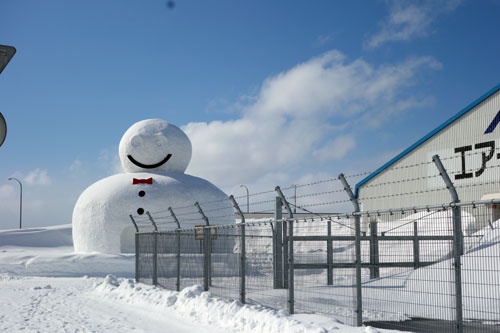 巨大な雪だるま（かまくら？）