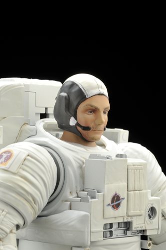 『1/10 ISS 船外活動用宇宙服』ヘルメット取り外し時