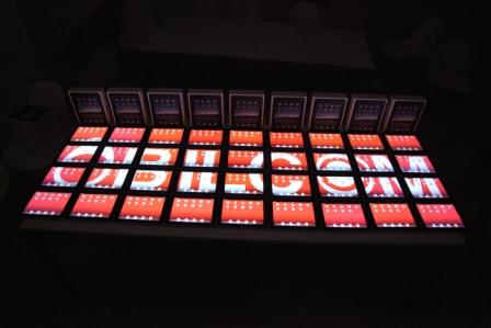 36台の『iPad』で会社のロゴを表示