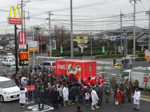 CMでおなじみコカ・コーラの“ハピネストラック”が町にやってきた！