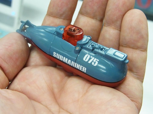 【クリスマスおもちゃ見本市2012】小さくても本格派！　注水と放水で潜行・浮上する『超小型潜水艦 サブマリナー075』