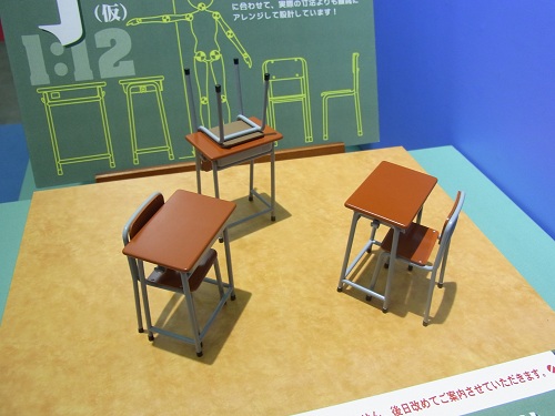 【全日本模型ホビーショー】学校の机とイスが1/12スケールのフィギュアになりました