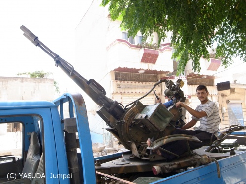 シリア政府軍からの離反兵が奪ってきたという23ミリ対空機関砲＝2012年7月25日