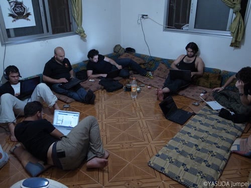 反政府武装組織の拠点で朝までネット三昧のシリア人＝2012年6月24日