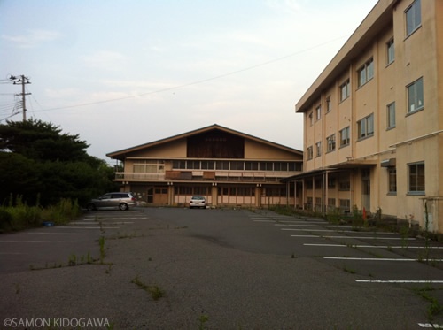福島県立双葉高等学校正面玄関から体育館側をのぞむ