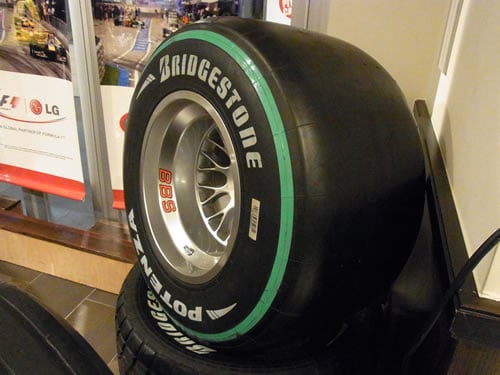 F1で使用されるブリヂストンのタイヤにはグリーンのラインが