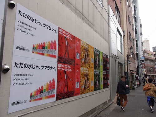 『グラソー ビタミンウォーター×蜷川実花』新グラフィックが街頭で公開　ストリートを彩るカラフルなクリエイティブをチェック