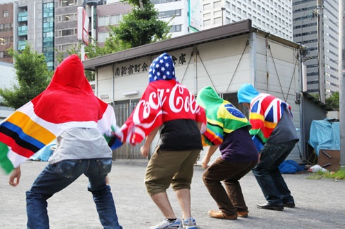 1位はどの国？　コカ・コーラの賞品『ビートフードタオル』を着て炎天下でヒンズースクワット世界大会をやってみた