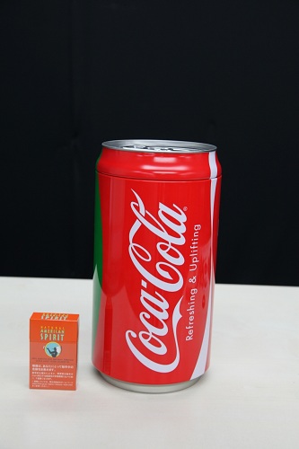 巨大なコカ・コーラ缶