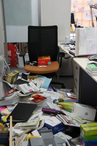 地震で崩れたオフィスの様子