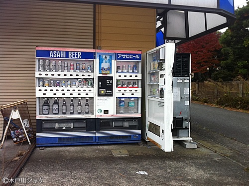竜田駅前の商店の自動販売機