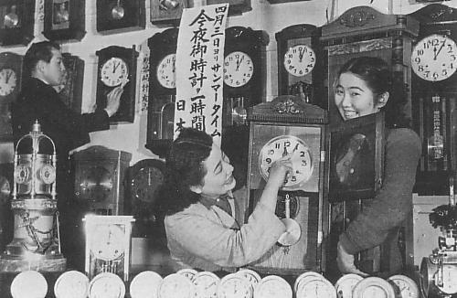 1949年、サマータイム開始をアピールする時計店