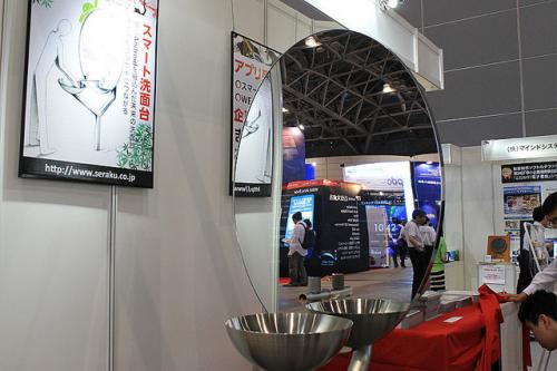 Interop Tokyo 2012:デジタルサイネージジャパンにてセラクがAndroidを搭載した鏡付き洗面台「スマート洗面台」を出展