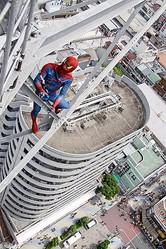 スパイダーマンが地上75メートルの通天閣をクライミング