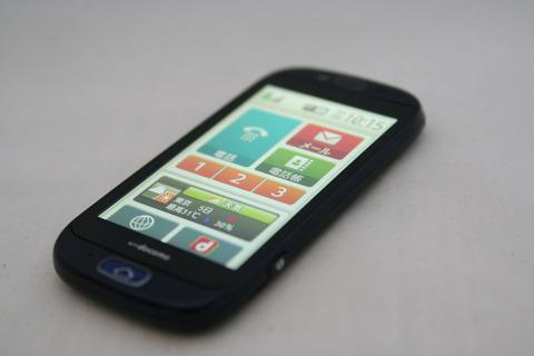 シニア層が買ってもきちんと使えるようになっているのか?ドコモスマホ「らくらくスマートフォンF-12D」を購入したので開封してみた【レポート】
