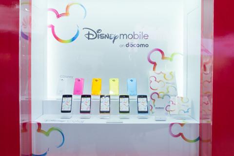 【CEATEC JAPAN 2012】NTTドコモブース、カラフルなDisney Colorをまとった「Disney Mobile on docomo N-03E」を先行展示!