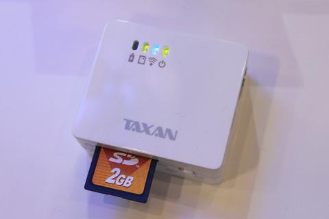 【CEATEC JAPAN 2012】加賀ハイテックブース、バッテリー駆動も可能で固定回線Wi-Fiルーターにもなるワイヤレスストレージ「MeoBankSD」を展示