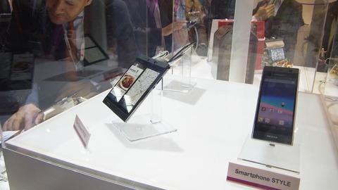 MWC 2013:NECカシオブース、国内版「MEDIAS W」にはない赤い2画面スマホを展示!世界最軽量7インチタブレット「MEDIAS TAB UL」なども