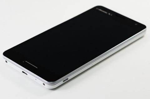 5インチフルHDディスプレイを搭載したハイパフォーマンススマホ「Optimus G Pro L-04E」の外観を過去のOptimus Gなどと比較【レビュー】