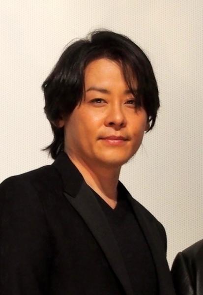 河村隆一へ花束贈呈! 駆けつけたのは千葉真一【家電ちゃん突撃レポート】