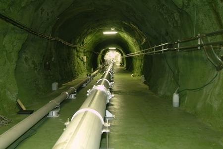 東京大学宇宙線研究所の神岡宇宙素粒子研究施設（岐阜県飛騨市）に設置された重力波アンテナの原型機 