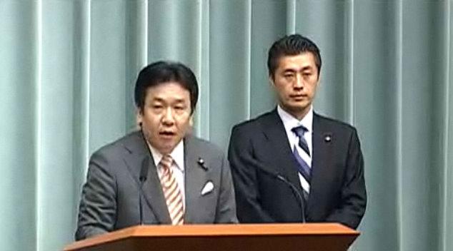 枝野幸男経済産業相（左）と細野豪志原発担当相