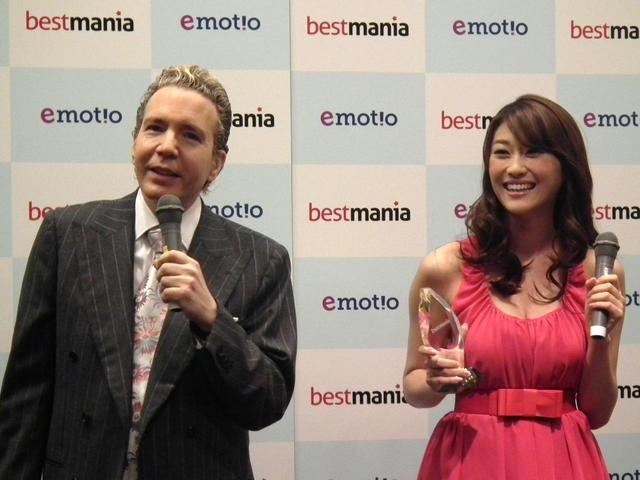 「Bestmania」記者発表イベントには、テレビプロデューサーのデーブ・スペクターさんと女優の原幹恵さんが登場、テレビ・新聞・インターネットなど約50メディアが駆けつけた