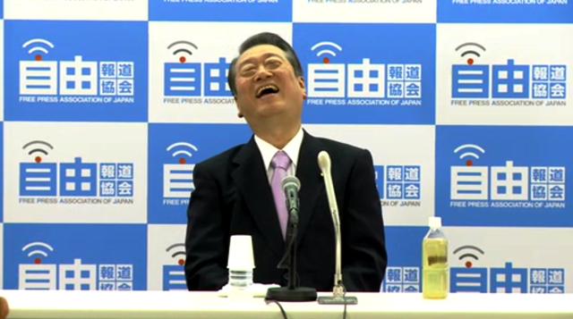 田原総一朗氏の質問に声をあげて笑う小沢氏