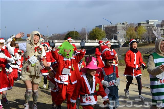 幼いサンタたちも参加した