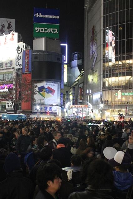 辰年にちなみ竜のコスプレをする若者